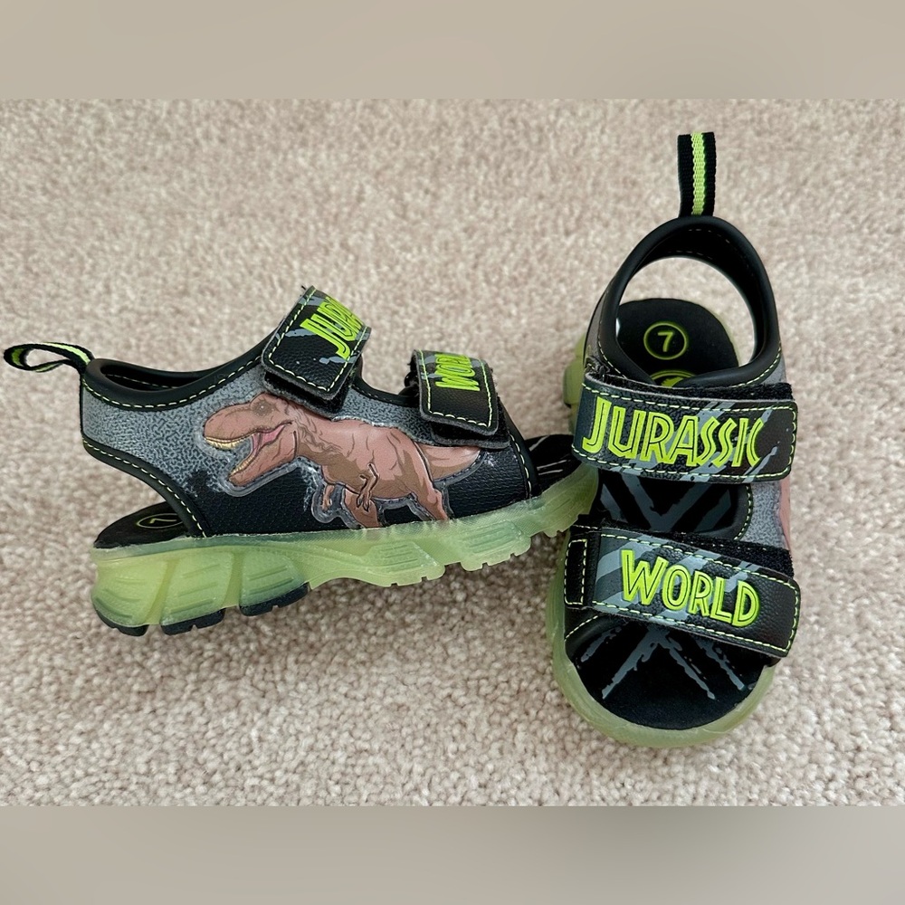 Jurassic World Toddler Boys Light-Up Dinosaur Sandals Size 7 Black Green